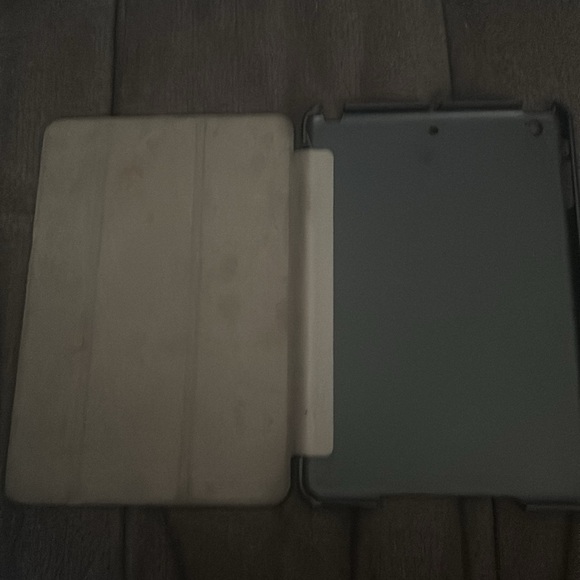 iPad mini 2 generation comes with 2 cases, stylus, and charger. - Picture 6 of 7